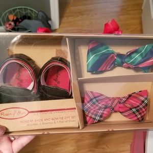 Holiday shoe and bowtie set